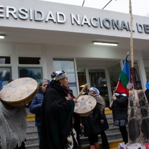Izaron la bandera mapuche en la Universidad del Comahue