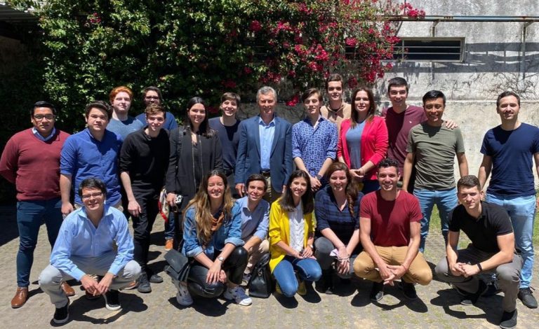 Macri se mostró con sus militantes universitarios