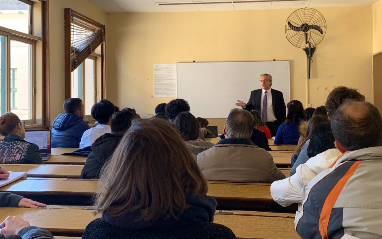 Aplausos, fotos y mensaje presidencial en la vuelta de Alberto a Derecho
