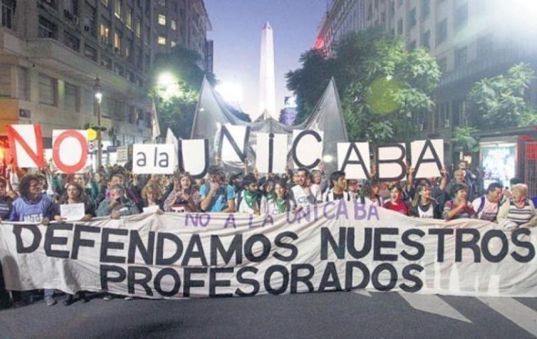 Acampe en la Legislatura contra la UniCABA